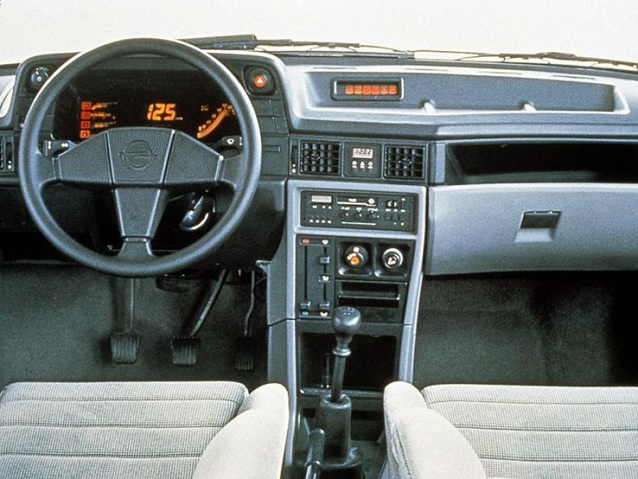 Торпедо Opel Kadett GSi 3-Door (E) 1984 года  (фото 4 из 9)